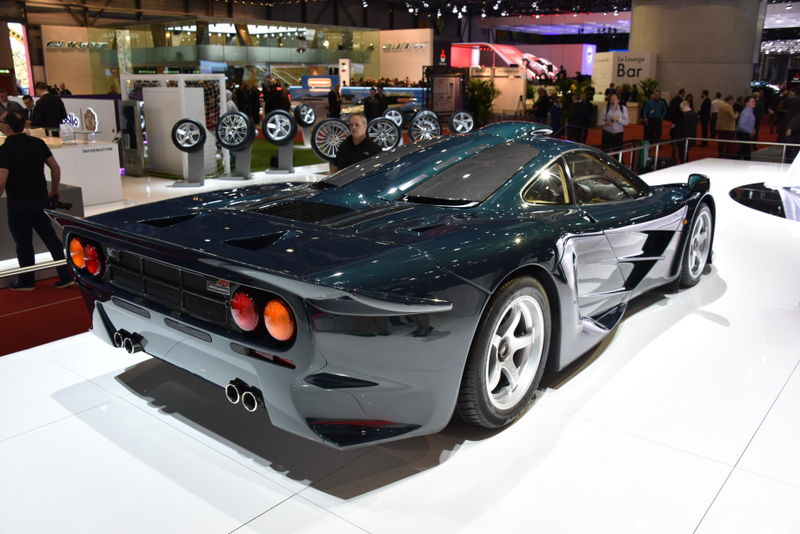 Illustration for article titled The McLaren P1 GTR Makes The Beloved McLaren F1 Look Like A Dinosaur